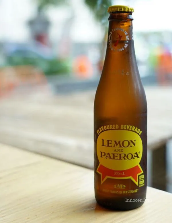 ニュージーランドの炭酸飲料L&Pのボトル陳列