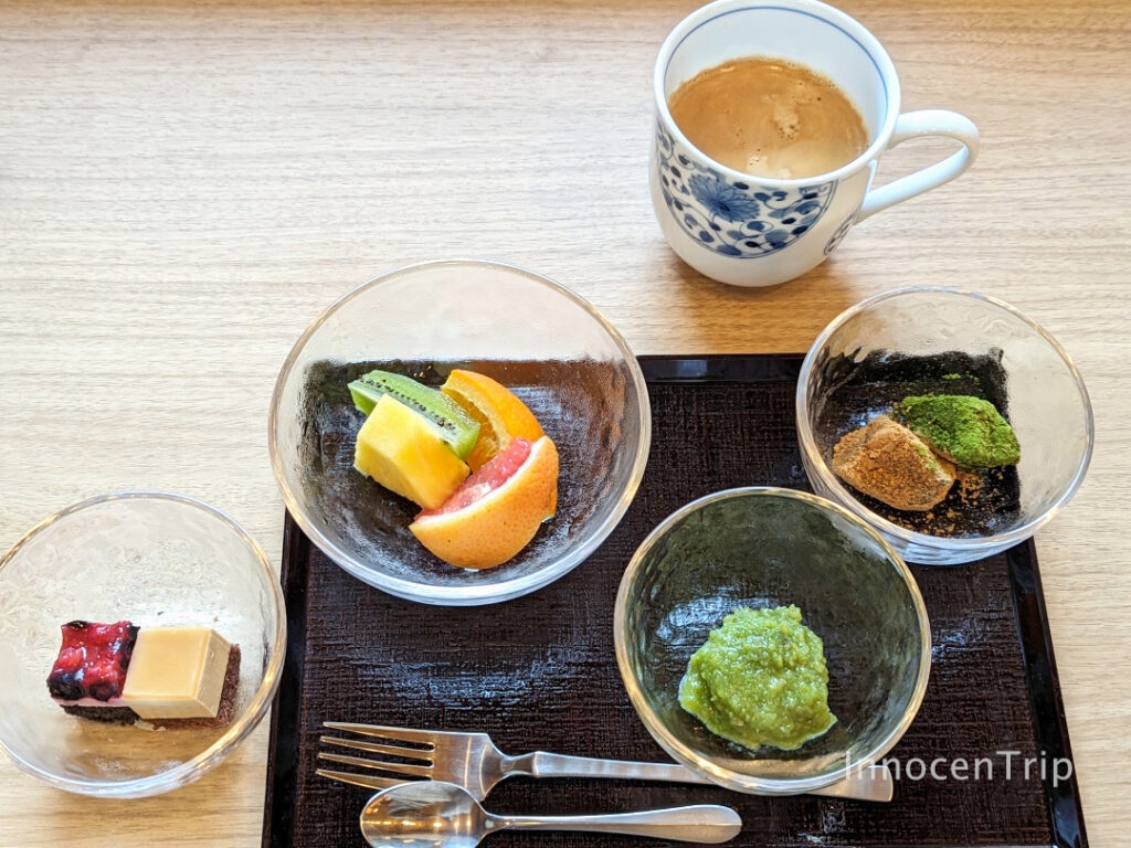 ずんだ餅とフルーツが並ぶ朝食ビュッフェのデザートコーナー